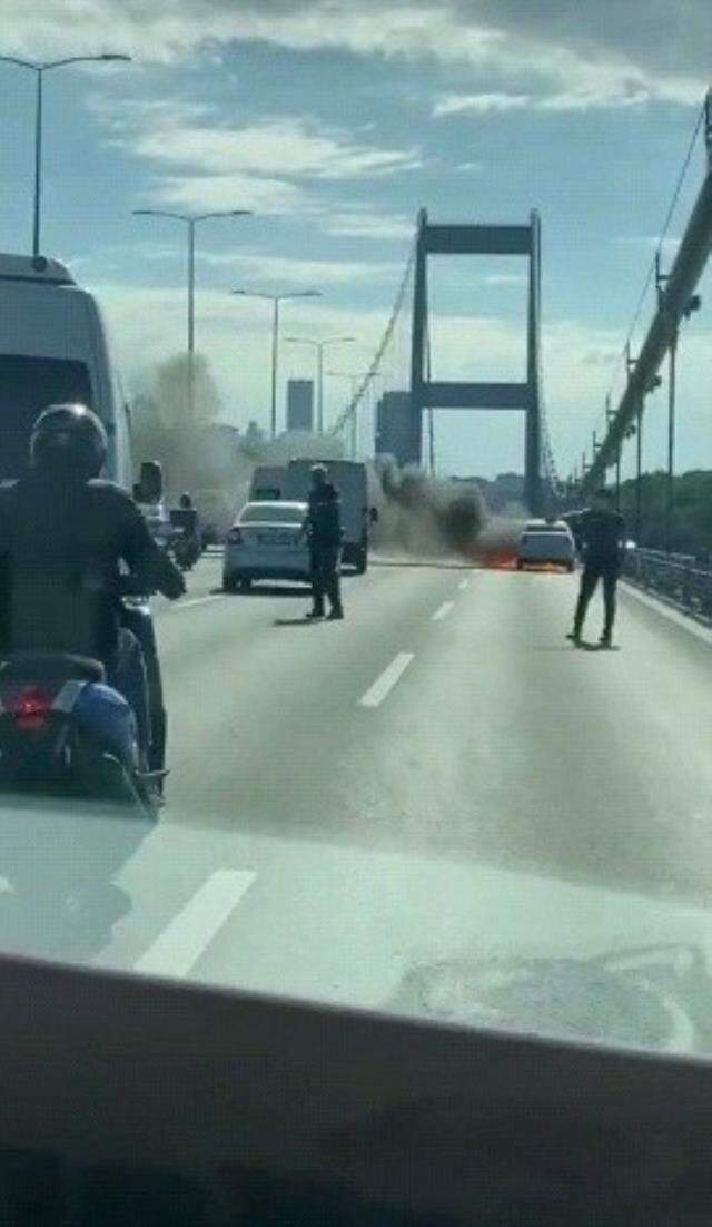 Fatih Sultan Mehmet Köprüsü'nde otomobil yangını! Trafik durdu