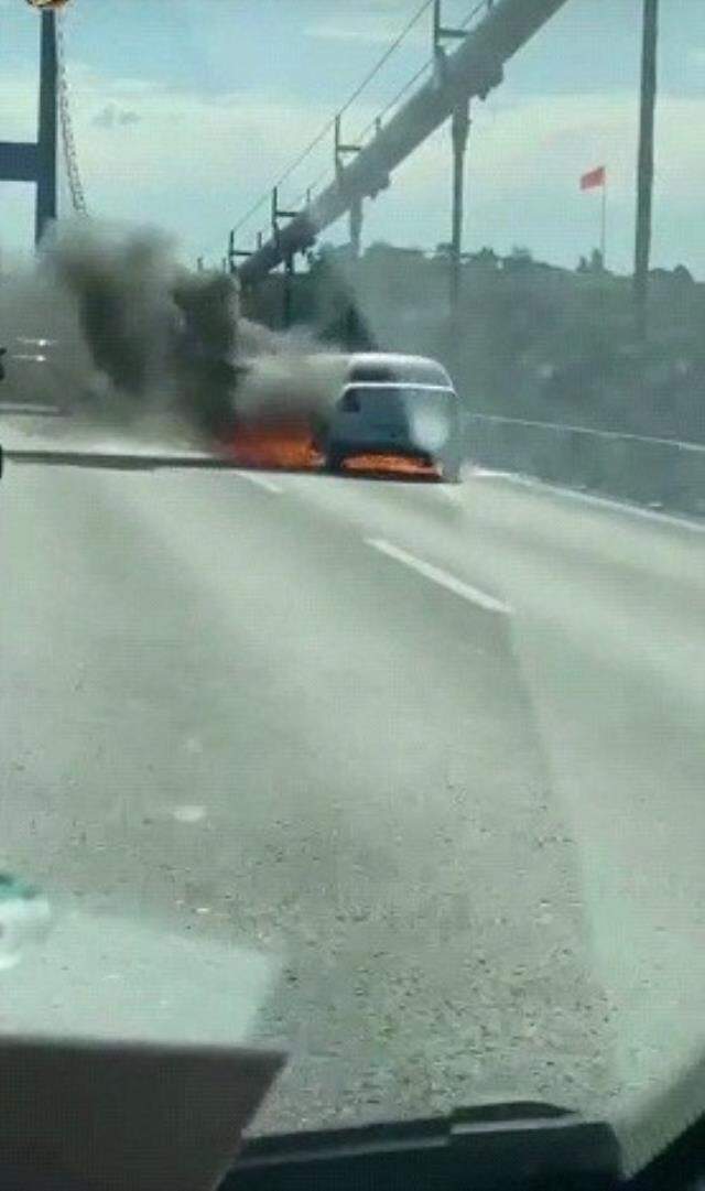 Fatih Sultan Mehmet Köprüsü'nde otomobil yangını! Trafik durdu