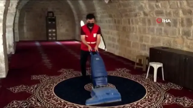 Gönüllü Gençler Tarihi Hoşkadem Camii'nde temizlik yaptı Gönüllü Gençler Tarihi Hoşkadem Camii'nde temizlik yaptı