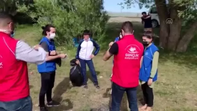 Gönüllü gençlerin çöpten topladıkları atık pet şişeler çiçek saksısına dönüştürülüyor Gönüllü gençlerin çöpten topladıkları atık pet şişeler çiçek saksısına dönüştürülüyor