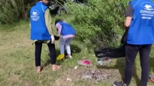 Gönüllü gençlerin çöpten topladıkları atık pet şişeler çiçek saksısına dönüştürülüyor Gönüllü gençlerin çöpten topladıkları atık pet şişeler çiçek saksısına dönüştürülüyor