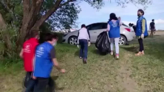 Gönüllü gençlerin çöpten topladıkları atık pet şişeler çiçek saksısına dönüştürülüyor Gönüllü gençlerin çöpten topladıkları atık pet şişeler çiçek saksısına dönüştürülüyor