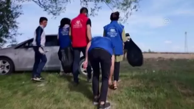 Gönüllü gençlerin çöpten topladıkları atık pet şişeler çiçek saksısına dönüştürülüyor Gönüllü gençlerin çöpten topladıkları atık pet şişeler çiçek saksısına dönüştürülüyor