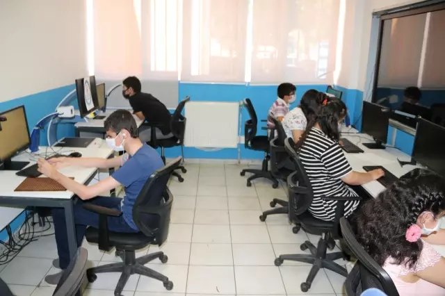 DİYARBAKIR - Görme engelli öğrenciler seslendirilen deneme sınavlarıyla LGS'ye hazırlandı