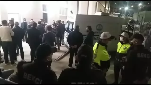 Hafif ticari araç ile otomobil çarpıştı: 9 ölü Hafif ticari araç ile otomobil çarpıştı: 9 ölü
