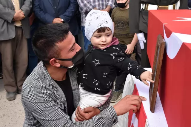 AFYONKARAHİSAR - Kazada şehit olan Uzman Çavuş Necati Yatkak, son yolculuğuna uğurlandı (2) AFYONKARAHİSAR - Kazada şehit olan Uzman Çavuş Necati Yatkak, son yolculuğuna uğurlandı (2)