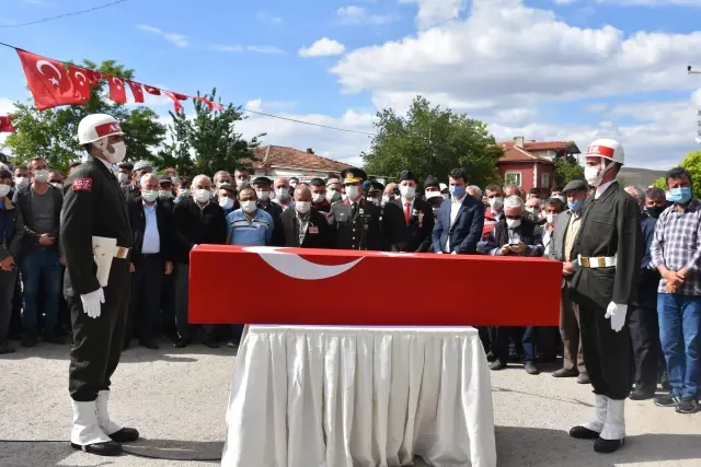 AFYONKARAHİSAR - Kazada şehit olan Uzman Çavuş Necati Yatkak, son yolculuğuna uğurlandı (2) AFYONKARAHİSAR - Kazada şehit olan Uzman Çavuş Necati Yatkak, son yolculuğuna uğurlandı (2)