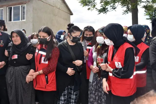AFYONKARAHİSAR - Kazada şehit olan Uzman Çavuş Necati Yatkak, son yolculuğuna uğurlandı (2) AFYONKARAHİSAR - Kazada şehit olan Uzman Çavuş Necati Yatkak, son yolculuğuna uğurlandı (2)
