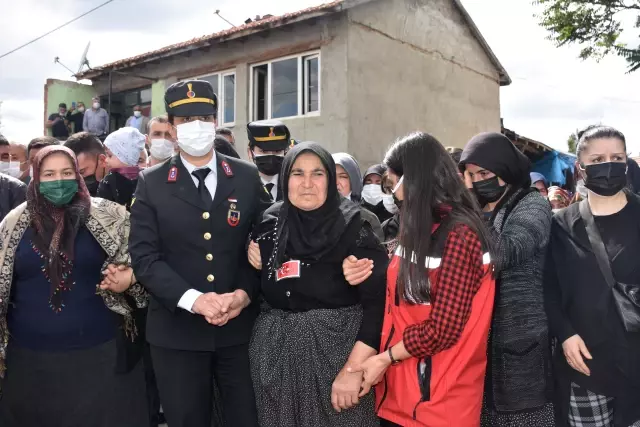 AFYONKARAHİSAR - Kazada şehit olan Uzman Çavuş Necati Yatkak, son yolculuğuna uğurlandı (2) AFYONKARAHİSAR - Kazada şehit olan Uzman Çavuş Necati Yatkak, son yolculuğuna uğurlandı (2)