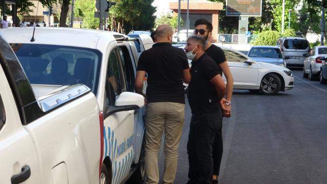 Husumetli iki grup adliye çıkışı birbirine girdi, ortalık savaş alanına döndü