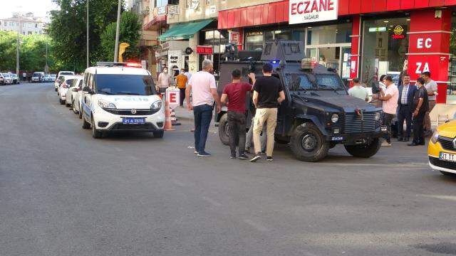 Husumetli iki grup adliye çıkışı birbirine girdi, ortalık savaş alanına döndü