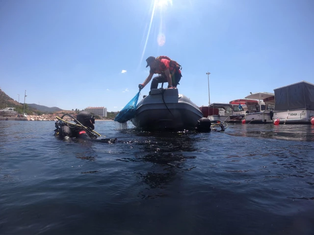 İzmir'de Jandarma SAK Timi denizde atık topladı