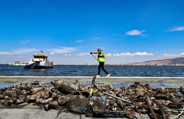 İzmir Körfezi'nden scooter, ayakkabı, cam ve plastik atığa kadar yüzlerce çöp çıktı