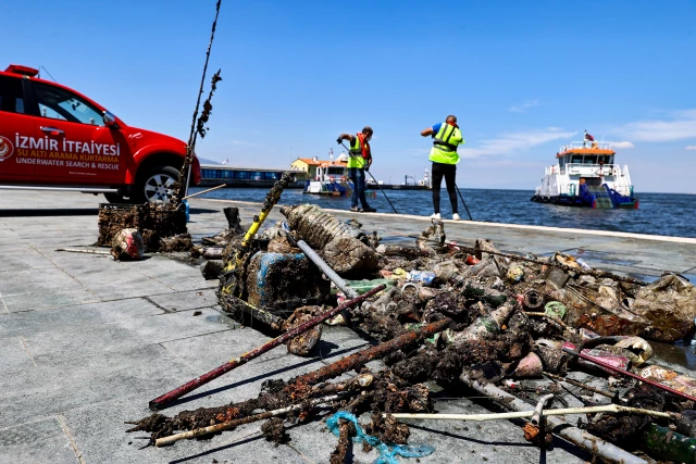 İzmir Körfezi'nden scooter, ayakkabı, cam ve plastik atığa kadar yüzlerce çöp çıktı