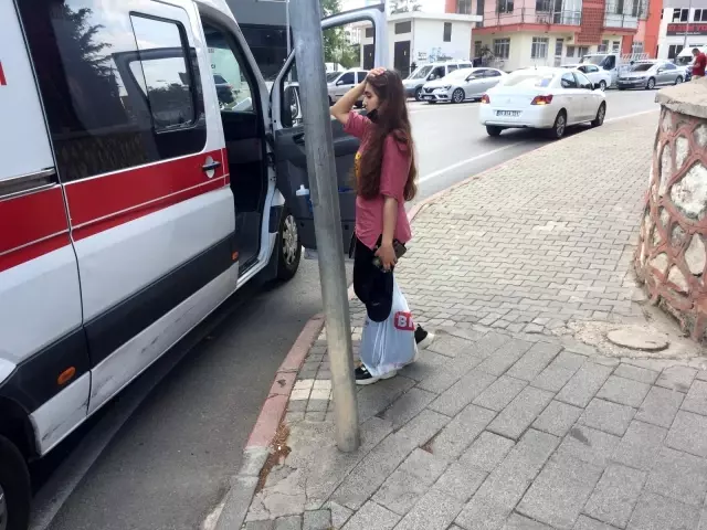 Kaldırımda yürürken başına merdiven düştü