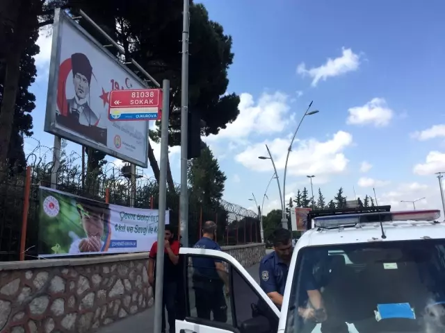 Kaldırımda yürürken başına merdiven düştü