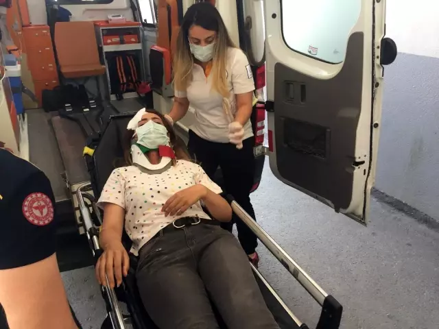 Kaldırımda yürürken başına merdiven düştü