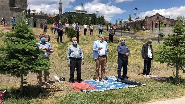 Kars'ta 517 camide yağmur duası