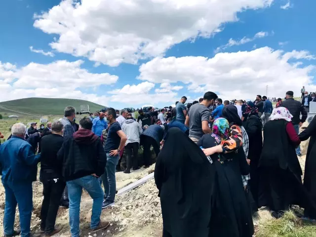 Son dakika: Sivas'taki trafik kazasında hayatını kaybeden 4 kişi Ağrı'da toprağa verildi Son dakika: Sivas'taki trafik kazasında hayatını kaybeden 4 kişi Ağrı'da toprağa verildi