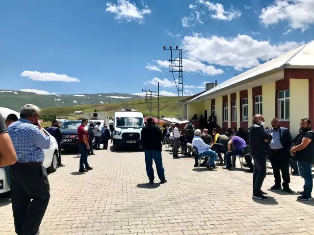 Son dakika: Sivas'taki trafik kazasında hayatını kaybeden 4 kişi Ağrı'da toprağa verildi Son dakika: Sivas'taki trafik kazasında hayatını kaybeden 4 kişi Ağrı'da toprağa verildi