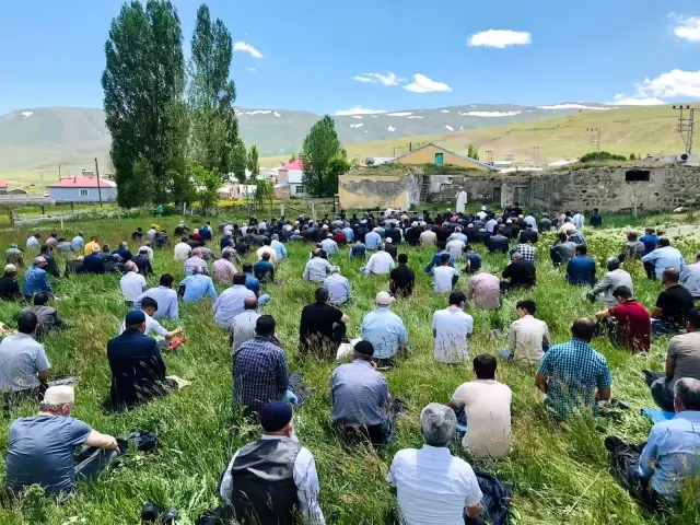 Son dakika: Sivas'taki trafik kazasında hayatını kaybeden 4 kişi Ağrı'da toprağa verildi Son dakika: Sivas'taki trafik kazasında hayatını kaybeden 4 kişi Ağrı'da toprağa verildi