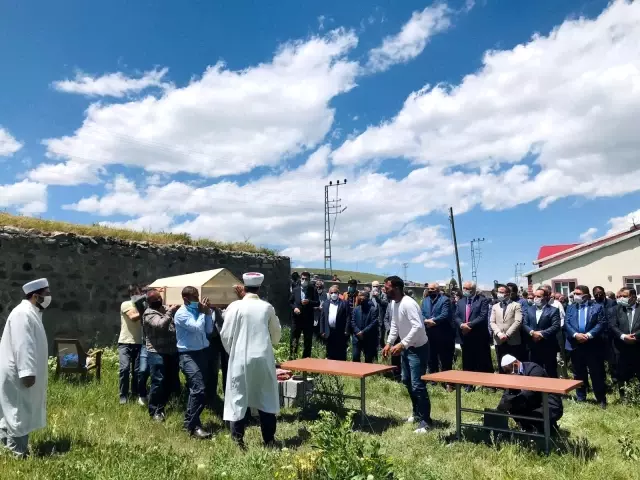 Son dakika: Sivas'taki trafik kazasında hayatını kaybeden 4 kişi Ağrı'da toprağa verildi Son dakika: Sivas'taki trafik kazasında hayatını kaybeden 4 kişi Ağrı'da toprağa verildi