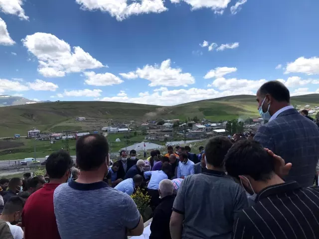Son dakika: Sivas'taki trafik kazasında hayatını kaybeden 4 kişi Ağrı'da toprağa verildi Son dakika: Sivas'taki trafik kazasında hayatını kaybeden 4 kişi Ağrı'da toprağa verildi