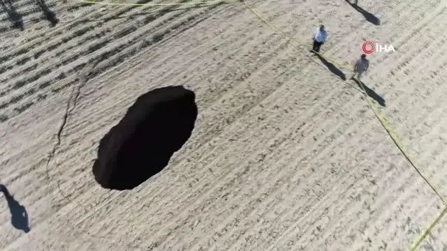 Konya'da pancar tarlasında korkutan obruk