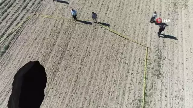 Konya'da pancar tarlasında korkutan obruk