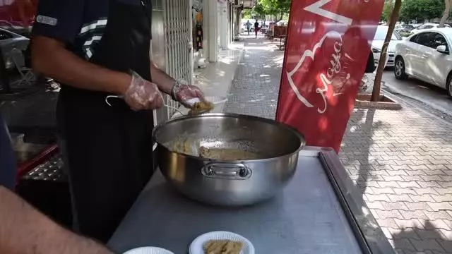 'Kovid-19 salgınının son bulması' beklentisiyle helva dağıtıldı 'Kovid-19 salgınının son bulması' beklentisiyle helva dağıtıldı