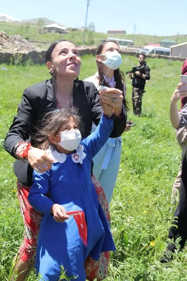 KÖYDE, ORTAOKULUN TEMELİ ATILDI; ÇOCUKLAR UÇURTMALARI GÖKYÜZÜNE SALDI KÖYDE, ORTAOKULUN TEMELİ ATILDI; ÇOCUKLAR UÇURTMALARI GÖKYÜZÜNE SALDI