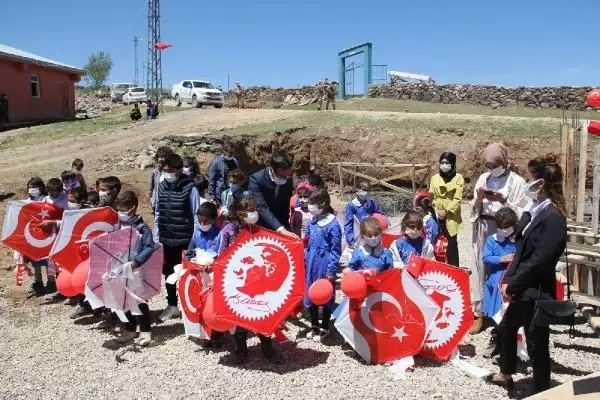 KÖYDE, ORTAOKULUN TEMELİ ATILDI; ÇOCUKLAR UÇURTMALARI GÖKYÜZÜNE SALDI KÖYDE, ORTAOKULUN TEMELİ ATILDI; ÇOCUKLAR UÇURTMALARI GÖKYÜZÜNE SALDI