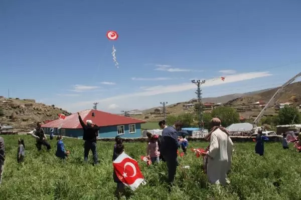 KÖYDE, ORTAOKULUN TEMELİ ATILDI; ÇOCUKLAR UÇURTMALARI GÖKYÜZÜNE SALDI KÖYDE, ORTAOKULUN TEMELİ ATILDI; ÇOCUKLAR UÇURTMALARI GÖKYÜZÜNE SALDI