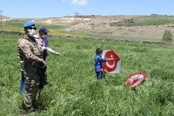 KÖYDE, ORTAOKULUN TEMELİ ATILDI; ÇOCUKLAR UÇURTMALARI GÖKYÜZÜNE SALDI KÖYDE, ORTAOKULUN TEMELİ ATILDI; ÇOCUKLAR UÇURTMALARI GÖKYÜZÜNE SALDI