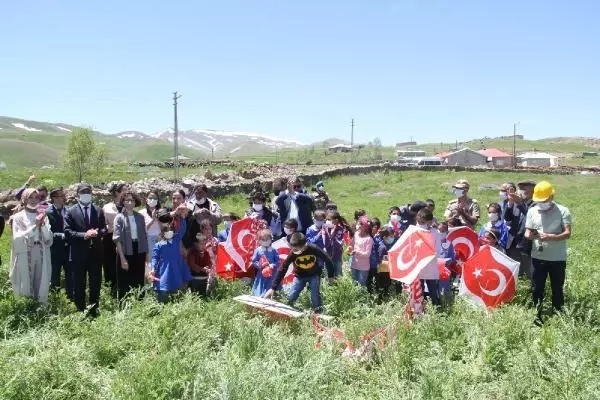 KÖYDE, ORTAOKULUN TEMELİ ATILDI; ÇOCUKLAR UÇURTMALARI GÖKYÜZÜNE SALDI KÖYDE, ORTAOKULUN TEMELİ ATILDI; ÇOCUKLAR UÇURTMALARI GÖKYÜZÜNE SALDI