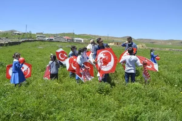 KÖYDE, ORTAOKULUN TEMELİ ATILDI; ÇOCUKLAR UÇURTMALARI GÖKYÜZÜNE SALDI KÖYDE, ORTAOKULUN TEMELİ ATILDI; ÇOCUKLAR UÇURTMALARI GÖKYÜZÜNE SALDI
