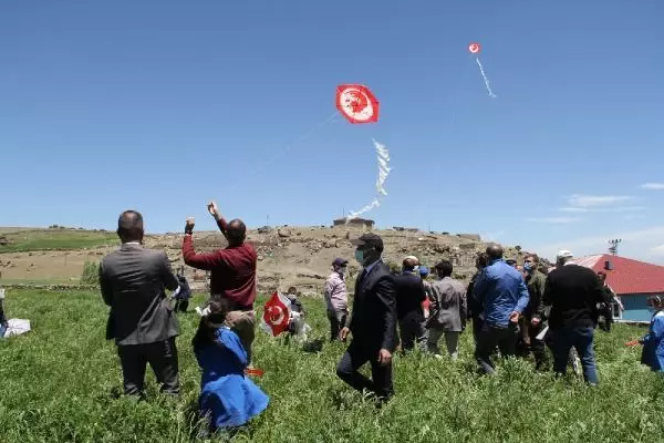 KÖYDE, ORTAOKULUN TEMELİ ATILDI; ÇOCUKLAR UÇURTMALARI GÖKYÜZÜNE SALDI KÖYDE, ORTAOKULUN TEMELİ ATILDI; ÇOCUKLAR UÇURTMALARI GÖKYÜZÜNE SALDI