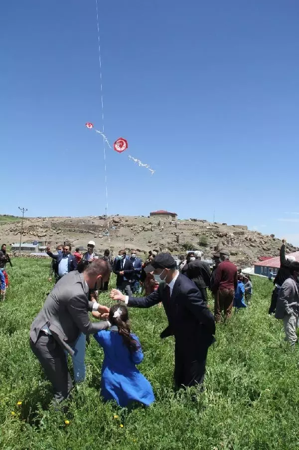 KÖYDE, ORTAOKULUN TEMELİ ATILDI; ÇOCUKLAR UÇURTMALARI GÖKYÜZÜNE SALDI KÖYDE, ORTAOKULUN TEMELİ ATILDI; ÇOCUKLAR UÇURTMALARI GÖKYÜZÜNE SALDI