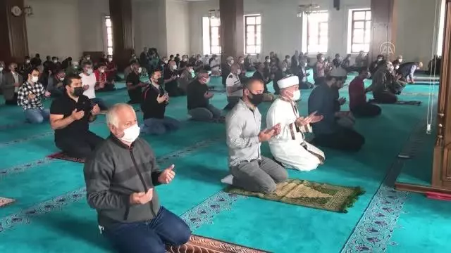 Kuraklığa karşı camilerde yağmur duası edildi