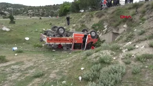 KÜTAHYA MİNİBÜSÜN ÇARPTIĞI KARAYOLLARI KAMYONETİ DEVRİLDİ: 2'Sİ İŞÇİ 4 YARALI