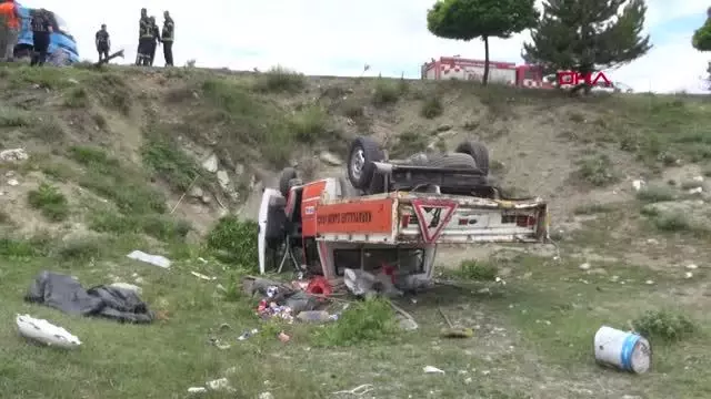 KÜTAHYA MİNİBÜSÜN ÇARPTIĞI KARAYOLLARI KAMYONETİ DEVRİLDİ: 2'Sİ İŞÇİ 4 YARALI