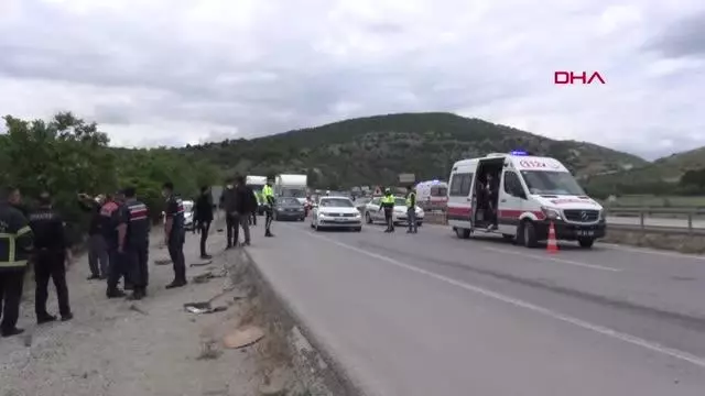 KÜTAHYA MİNİBÜSÜN ÇARPTIĞI KARAYOLLARI KAMYONETİ DEVRİLDİ: 2'Sİ İŞÇİ 4 YARALI