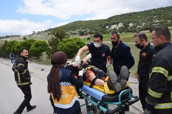 KÜTAHYA MİNİBÜSÜN ÇARPTIĞI KARAYOLLARI KAMYONETİ DEVRİLDİ: 2'Sİ İŞÇİ 4 YARALI