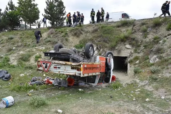 KÜTAHYA MİNİBÜSÜN ÇARPTIĞI KARAYOLLARI KAMYONETİ DEVRİLDİ: 2'Sİ İŞÇİ 4 YARALI