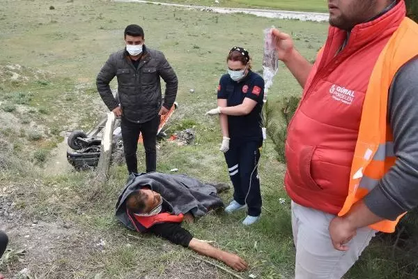 KÜTAHYA MİNİBÜSÜN ÇARPTIĞI KARAYOLLARI KAMYONETİ DEVRİLDİ: 2'Sİ İŞÇİ 4 YARALI