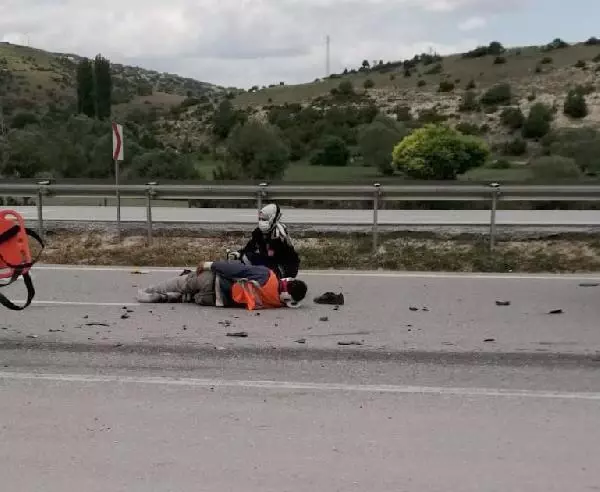 KÜTAHYA MİNİBÜSÜN ÇARPTIĞI KARAYOLLARI KAMYONETİ DEVRİLDİ: 2'Sİ İŞÇİ 4 YARALI