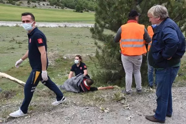 KÜTAHYA MİNİBÜSÜN ÇARPTIĞI KARAYOLLARI KAMYONETİ DEVRİLDİ: 2'Sİ İŞÇİ 4 YARALI