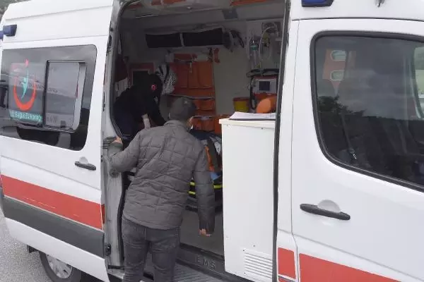 KÜTAHYA MİNİBÜSÜN ÇARPTIĞI KARAYOLLARI KAMYONETİ DEVRİLDİ: 2'Sİ İŞÇİ 4 YARALI