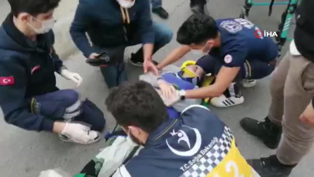 Motosikletli sürücü yolun karşısına geçmeye çalışan kadına çarptı