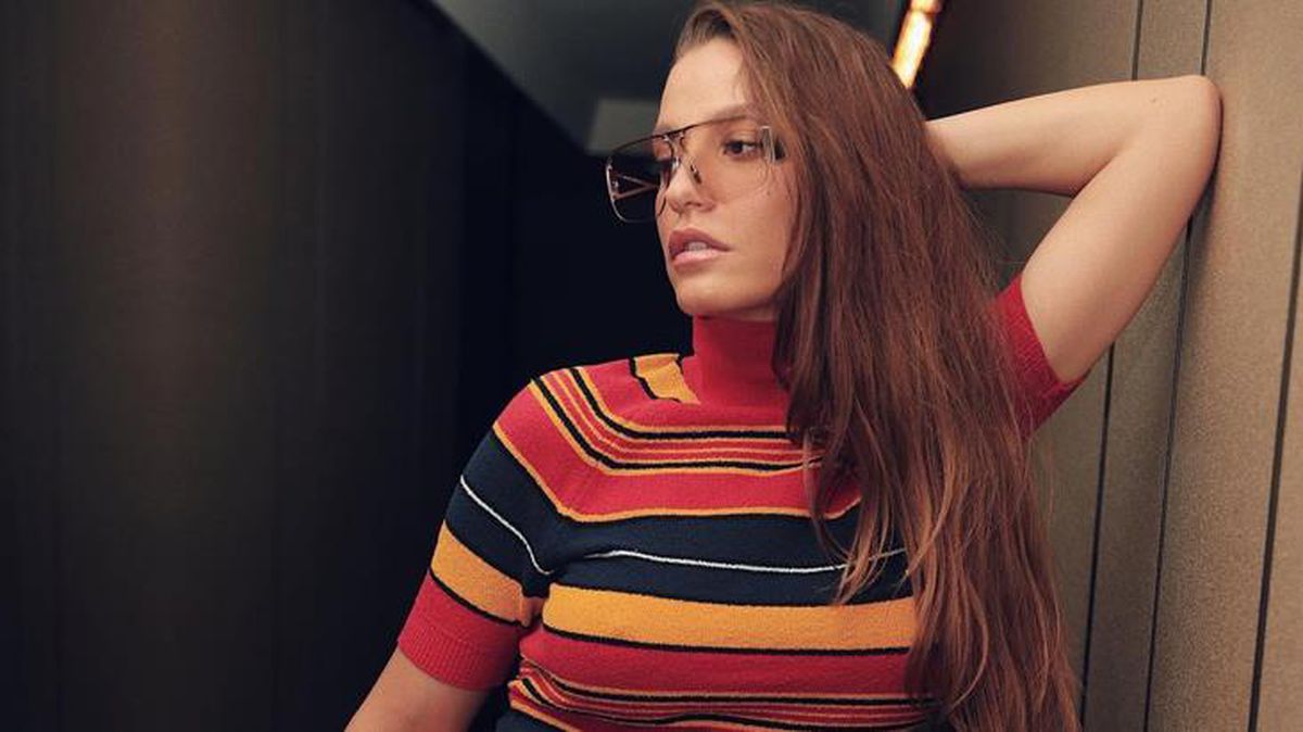 Oyuncu Serenay Sarıkaya, süper mini etekli pozlarıyla göz kamaştırıyor